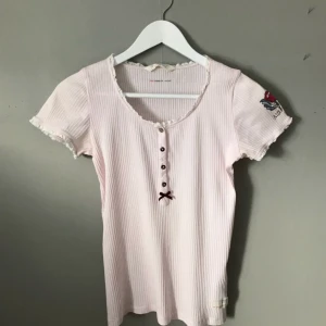  - Fin ljusrosa T-shirt ifrån Odd Molly i mycket bra skick! Endast använd ett fåtal gånger. 