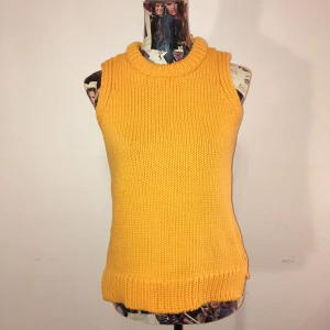  - En snygg och trendig orange Zara knit utan ärm. Skön och knappt använd! 
