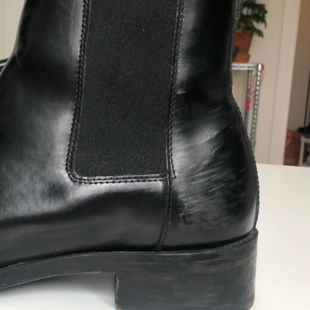 Sparsamt använda Chelsea boots från COS a/w 16.  100% läder.  Sulan är gummi förutom en liten del på hälen som är läder.  De har mestadels använts inomhus.   Normal i storleken och ganska smal.  . Skor.