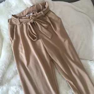  - ett par kostymbyx liknade byxor från Nelly. Ganska Liten i storleken 🌸 köparen står för frakten 