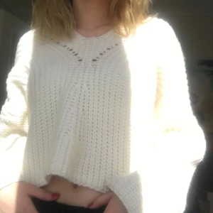  - Stickad tröja från Nelly, storlek 34. Bra skick, förutom lite brunkräm på insidan, men inget som syns. Knappt använd. Nypris 300, köpare står för frakt.