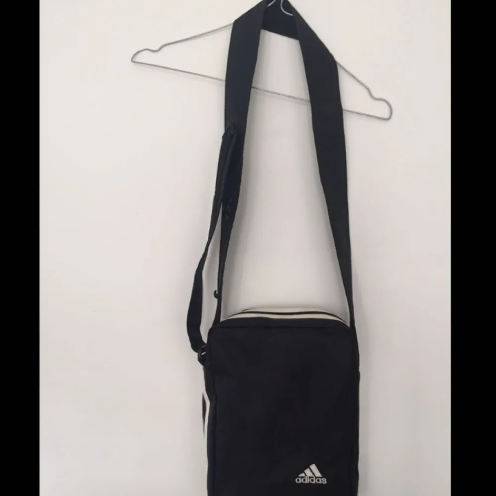 Adidas väska med reglerbart band. Köparen står för frakten✨. Väskor.
