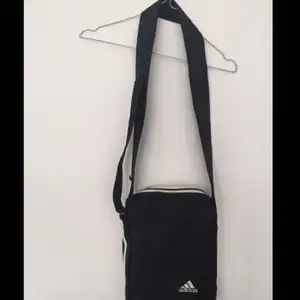 Adidas väska med reglerbart band. Köparen står för frakten✨