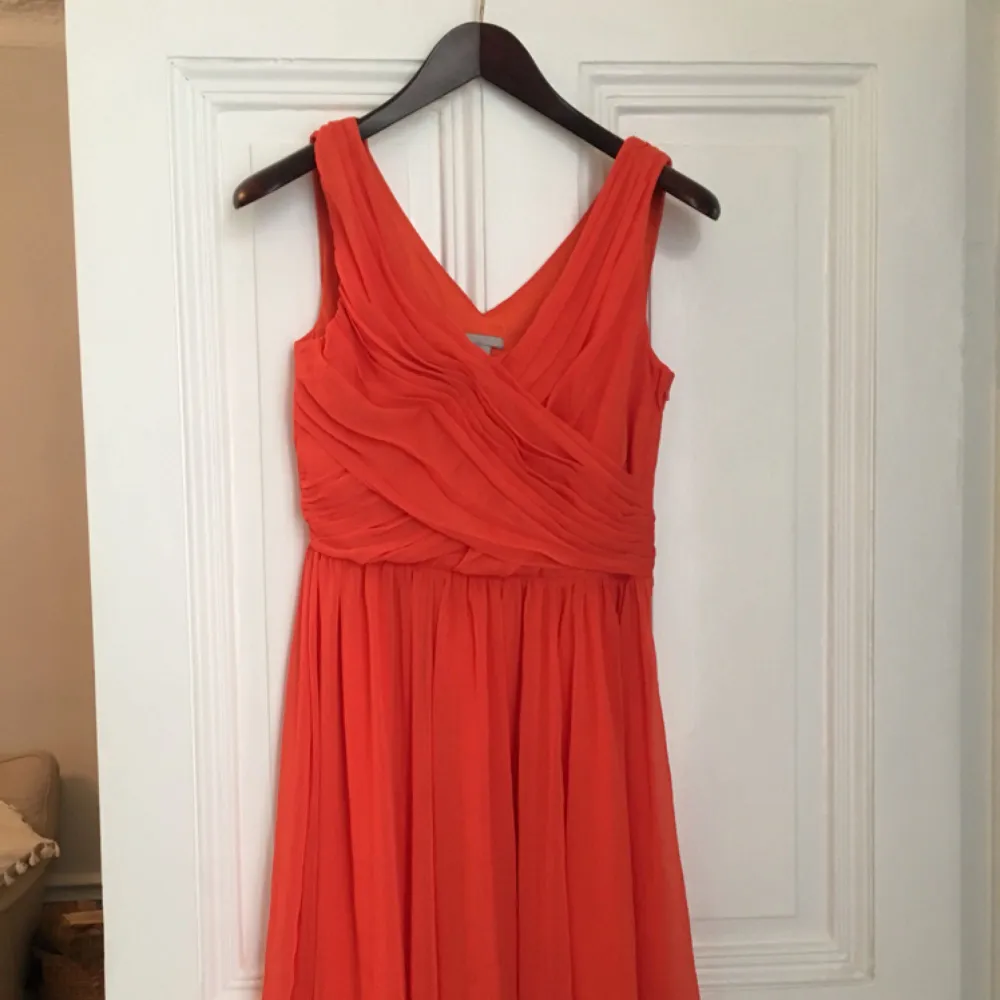Säljer en orange/korallröd vacker klänning från HM i storlek 36. Använd 1 gång och i toppenskick. Passar till bröllop eller annan finare tillställning. Hämtas i Sthlm City, Swish föredras.. Klänningar.