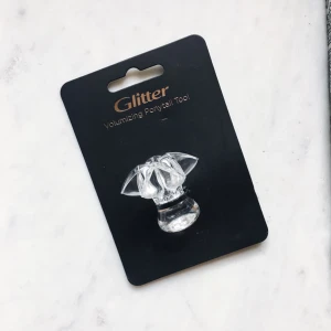  - ❣️ Hår accessoar från Glitter. 🤩 Helt oanvänd, obruten förpackning. 💌 Frakt 15kr.  Se hur den funkar på bild 2. Super bra för de med tunt här och vill ha en tofs med volym, säljer då jag har två. Nypris 100 kronor, spara några kronor!   