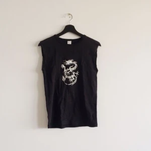  - 🍒🍒🍒 Svart linne med tryck, från början en tshirt men har klippt av ärmarna. Skulle säga att den sitter tight på en M o lite oversize på någon mindre. Kan skicka eller mötas i Stockholm. Köparen står för frakt. 🕷🕷🕷