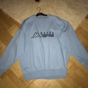  - Sweater från Kappa (köpte i Paris förra året). Passar XS-L beroende på hur man vill att den ska sitta. Jag har XS i vanliga fall och brukade knyta upp den (se sista bilden). Men annars i väldigt fint skick! 