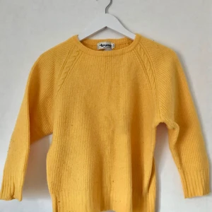  - Knallgul ylletröja i 98% ull. Några mindre hål för den händige att fixa. Bilder gör inte färgen rättvisa, då den starkt klargul. Plick-gul :) Storlek XS-S