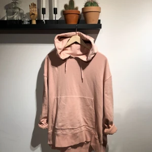  - Lång hood från weekday! Skön och tunn så perfekt att ha under jackor!