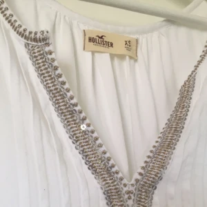  - Vit blus från Hollister med fina paljetter🍄