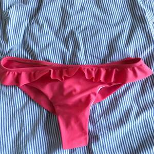 Jättesöta bikini trosor från Nelly i jättefin färg. Nytt skick💛  Betalning görs via swish och köpare står för frakten(18kr)😊
