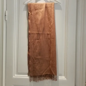  - Beige ullsjal/halsduk. Bra skick. 100% ull. 182*68cm dvs rätt stor. 