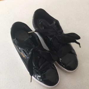  - puma basket heart, jättebra skick. säljer dom för dom är för stora. kan mötas upp i kalmar eller skicka. betalning via swish. nypris 899