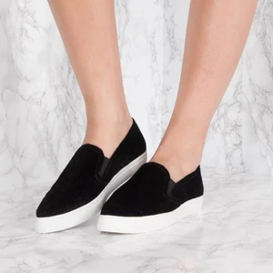  - Skinn Slip-on från na-kd, helt ny och oanvänd. Köpte den för 399 men säljer för 150kr. Frakt 39kr 