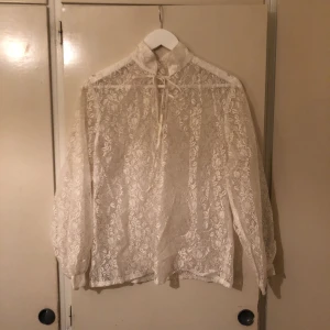  - Genomskinlig, mycket vacker blus med blom-mönster. I fint skick helt utan missfärgningar (som vitt kan ha ibland).   Frakt tillkommer.