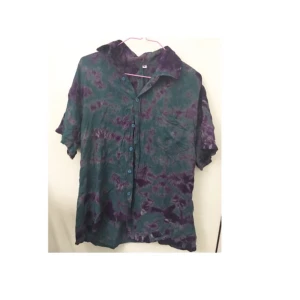  - Batikfärgad tshirt i grönt och lila. Det står M i den men jag tycker den är mer som S. Se gärna mina andra annonser, garderobsrensar denna vecka.