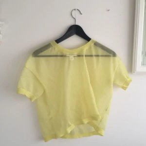 - Genomskinlig tröja från Monki i gult. Kan nog blir väldigt cool på nån som kan styla bra, jag fick aldrig till det. Står XS men passar S och kanske t.o.m en M.  Frakten är inkluderad i priset (postens S påse, 35kr.) Kan även mötas upp i Uppsala, då försvinner kostnaden för frakten.