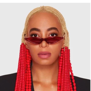  - (Mittersta bilden är dom jag säljer) Såå snygga 90s katt brillor, exakta kopior utav dom Solange (osv) ofta har på sig 