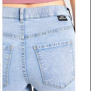 Superstretchiga jeans från Dr Denim! Jättesköna på, gott skick. Säljer på pga att de inte kommer till användning. 