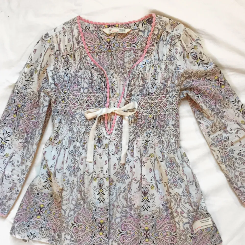 En härlig blus som passar perfekt till våren! Från märket Odd Molly köpte jag den för 1400kr. Storleken är 0 och det är som XS💗. Blusar.