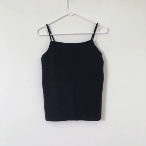  - Basic svart linne i liknande tränings-material🍀 säljer det för frakt+10kr istället för att slänga :)