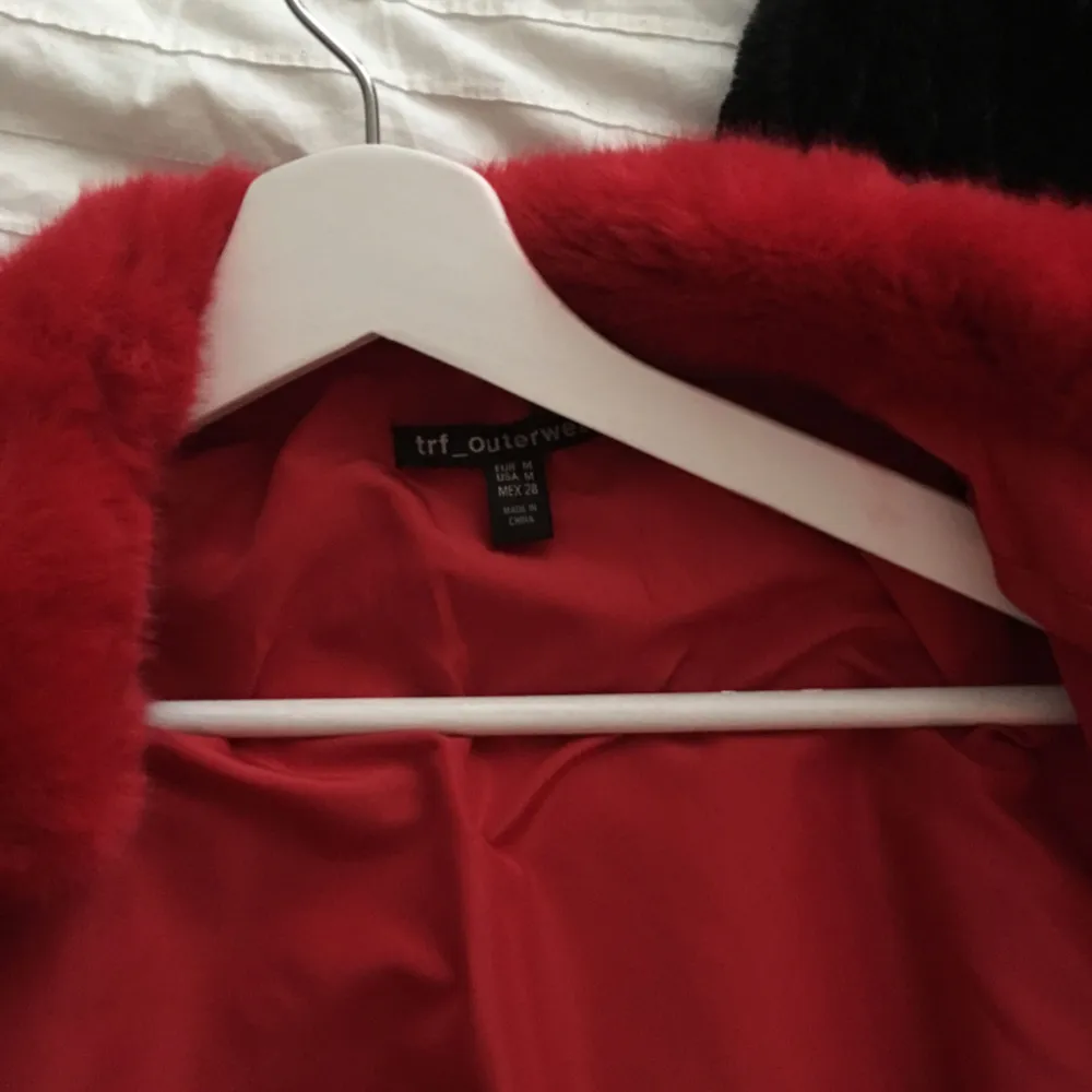 Säljer min snygga röda jacka från Zara. Oanvänd. Storlek M men passar mig med S också! :) . Jackor.