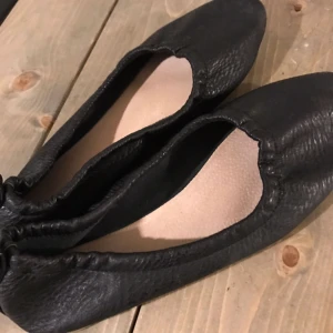  - Urban Outfitters skor. I fint skick.  Ta gärna en titt på mina andra annonser. Samfraktar vid köp av flera plagg.   Kläderna leveras tvättade. 