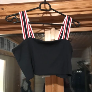  - Topp från Monki, aldrig använd bara testad så lappen sitter kvar. Kan skickas men köparen står för frakt 📮 Katt finns i hemmet 🐈