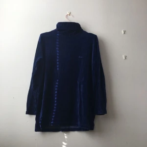  - Jättefin Second Hand tröja i blå sammet, ganska lång, kan användas som klänning / tunika (prickarna på tröjan är bara skuggor)