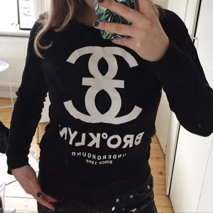  - Svart sweatshirt med vitt Brooklyn tryck. Storlek XS men passar även S (som jag har). Använd men i mycket bra skick. 