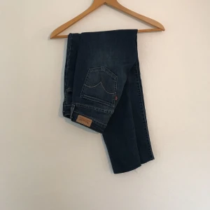  - Jeans från Levi’s i klassisk modell och blå färg! 👖 Mycket sparsamt använda och i felfritt skick. Stretchiga och sköna! Avklippta nån cm i nederkant.  Nypris: 799 kr  