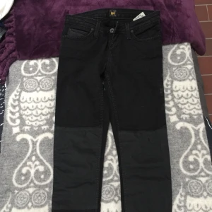  - Super snygga LEE jeans som inte kommer till användning! Dom sitter lågt i midjan och har läder liknande paneler på knäna. Kan skickas fler bilder om det önskas. ☀️