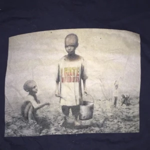  - Banksy t-shirt köpt i London! Motivet heter ”I hate Mondays”.  Möts upp i Stockholm annars står köparen för frakten!