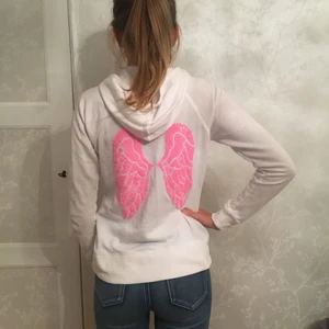  - En hoodie från victorias secret med luva. Storlek xs men sitter som s. Köptes för ca 700kr och säljs för 199