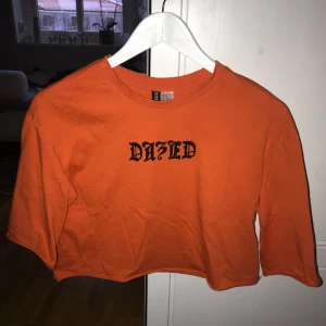  - Kort t-shirt från hm. Använd fåtal gånger 💫 köparen står för frakt