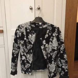  - Jacka/kofta från H&m i stl 36. Använd 1-2 gånger.