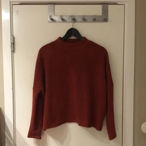  - Tegelröds färgad tröja med halvpolo. Köparen står för frakten✨
