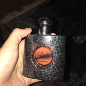 - Knappt använd black opium EdT. En lättare version av den originella black opium, säljer pgd köpte fel och fick originalet strax därpå.   Eventuell frakt står jag för, lovar packar säkert och tryggt 🌹
