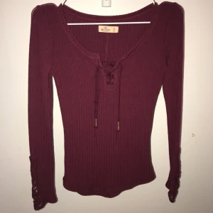  - Jättefin vinröd tröja från hollister med eleganta detaljer på ärmarna. Tröjan är jättestretchig och mjuk kvalité på tyget. Synd att denna fina tröja ligger och samlar dam i garderoben