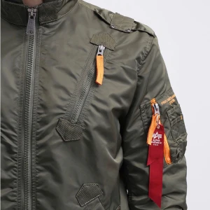  - Säljer en alpha industries Falcon ll herr jacka. Militärgrön storlek M. Endast använd en gång. Pris 1200kr 💫  