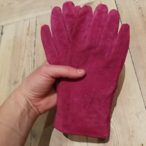  - Handskar i rosa mocka. Fodrade. Använda men i gott skick. 