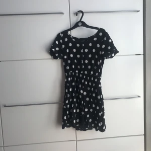  - Riktigt fin retroklänning från H&M😍