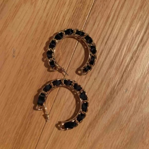  - Coola örhängen som är 5 cm i diameter