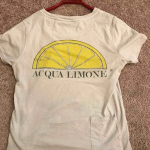  - Stor i storleken. Trendig, Skulle säga att den är en S. Nypris 699:-  Köpt på NK i Göteborg. Unisex