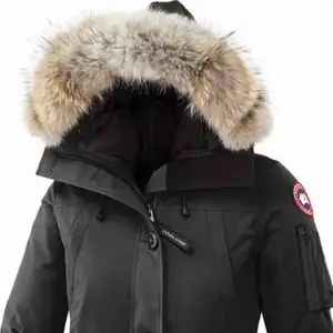 Säljer min Canada goose som jag köpte förra vintern. I bra skick förutom lite fläckar/smuts men som säkerligen går bort i en kemtvätt.  Storlek M men funkar även som S Förhandlingsbar 