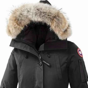  - Säljer min Canada goose som jag köpte förra vintern. I bra skick förutom lite fläckar/smuts men som säkerligen går bort i en kemtvätt.  Storlek M men funkar även som S Förhandlingsbar 