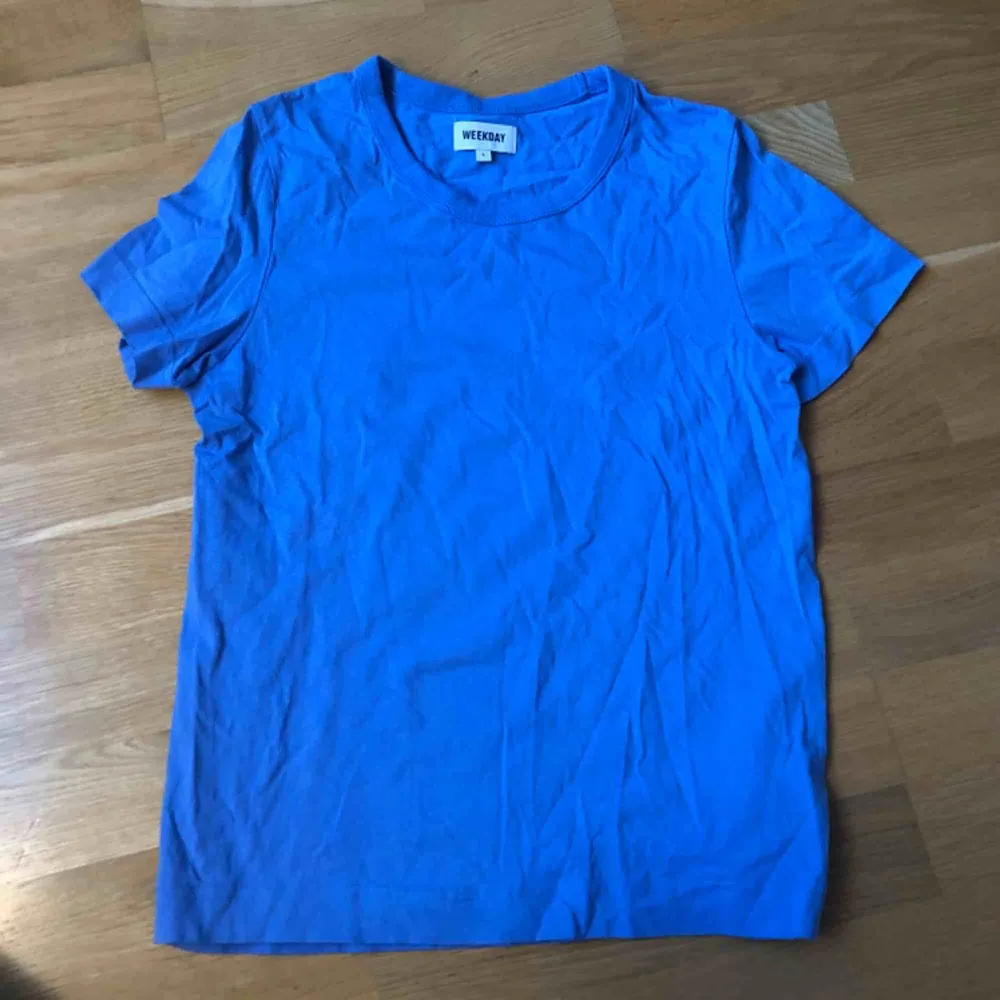 Tisha från weekday, den är kornblå åt det lite mer ljusare hållet. Fint skick. Priset är inklusive frakt! :). T-shirts.