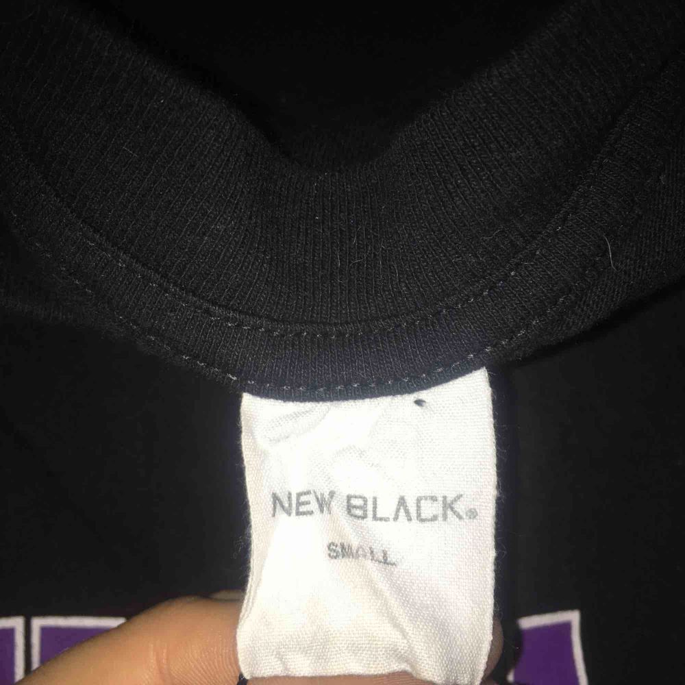 Såå snygg t-shirt från New black!!🤘🤘 Köpt på junkyard för 299kr, endast provad🤩🤩🤩Den är unisex. T-shirts.