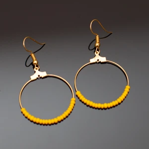  - Fina örhängen i guld. Nickelfria. OBS guldfärgen är inte lika gul/orange som på bilden. Fri frakt vid köp över 100:-.