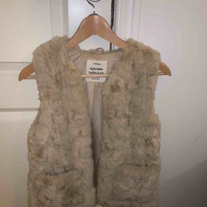  - En pälsväst från zara kids i storlek 152 men den är väldigt stor i storleken! 